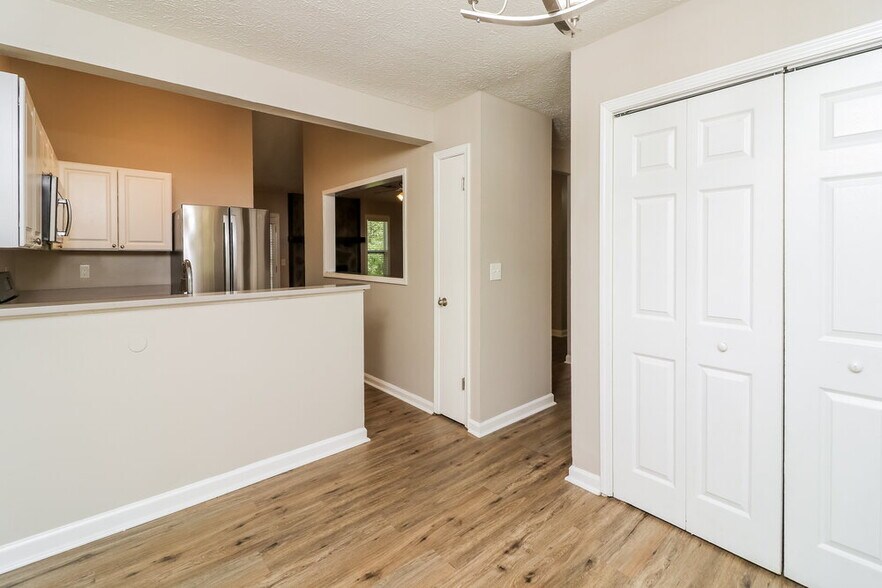 Building Photo - 353 Knollwood Ln