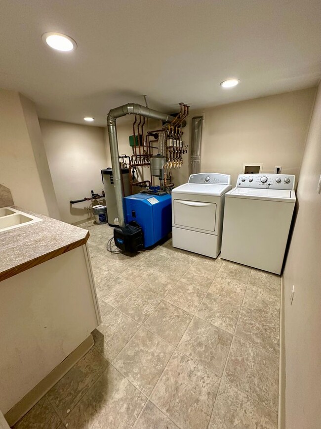 Building Photo - 3 Bedroom Home in Fairbanks for Rent!