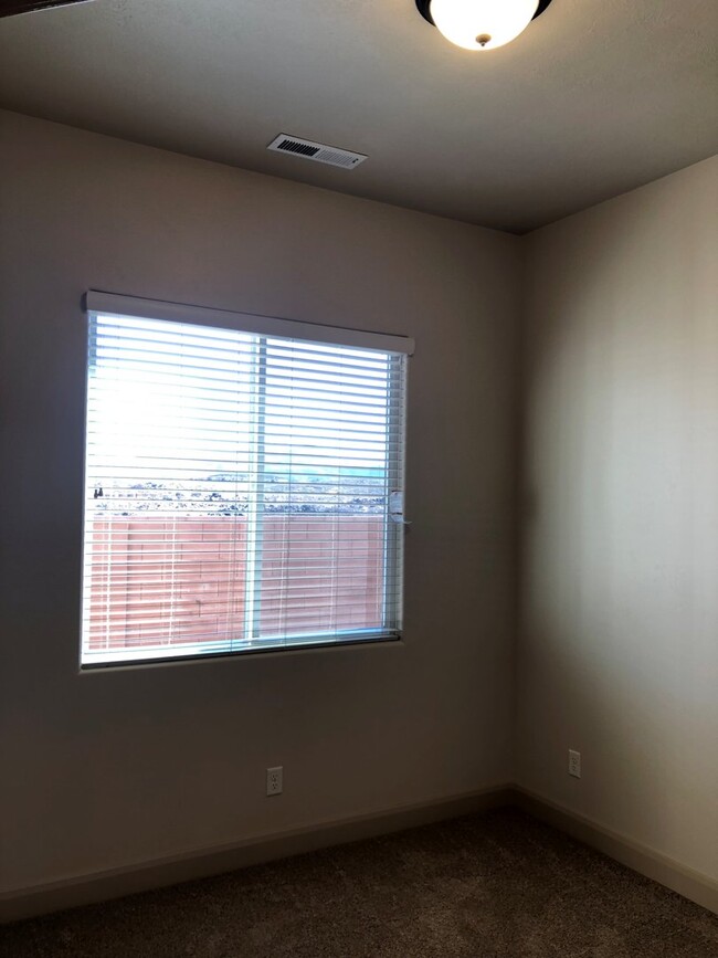 Building Photo - Townhome in Hurricane