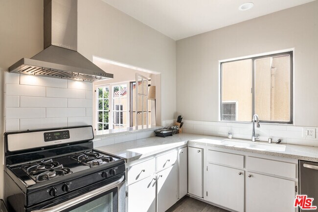 Building Photo - 751 Croft Ave