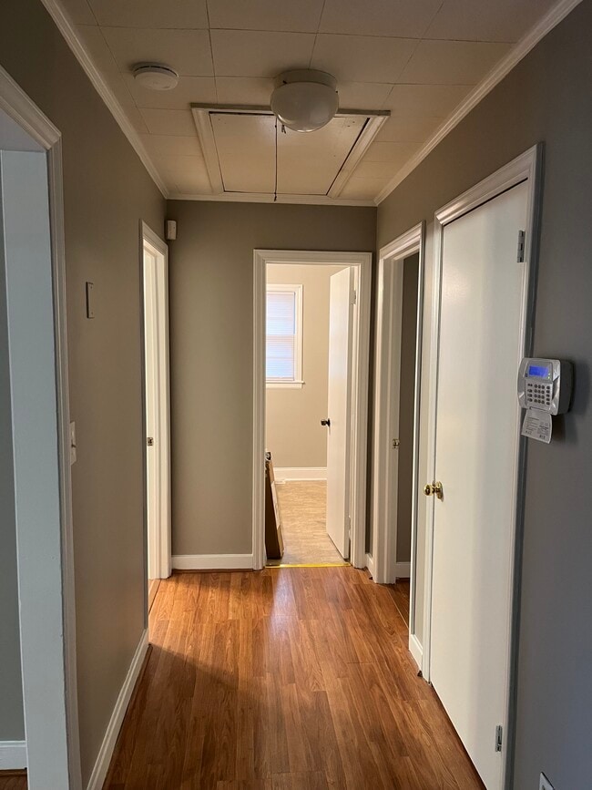 Building Photo - 824 Shirley Dr