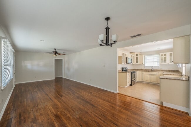 Building Photo - 3-Bedroom in Westworth Village!
