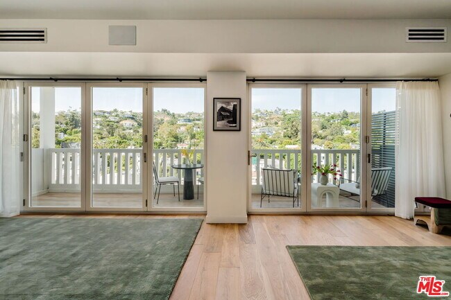 Building Photo - 999 N Doheny Dr