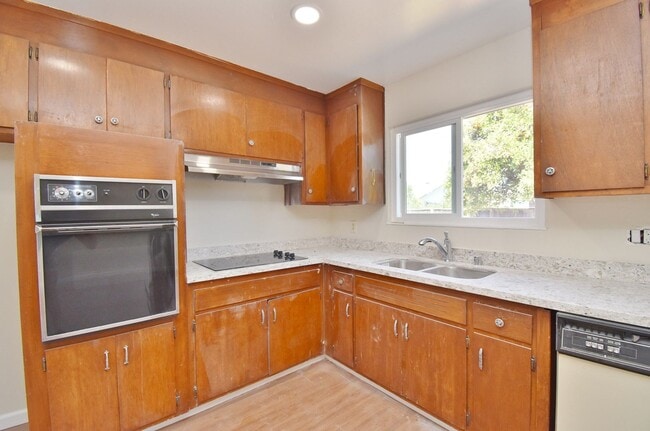 Building Photo - $3395 / 3 BR - NICELY REMODELED SUNDALE HO...