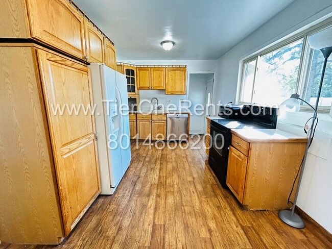 Building Photo - NO DEPOSIT option available for qualified ...