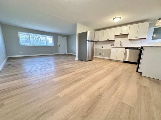 Building Photo - 301 Henrich Dr