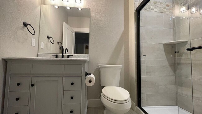 Building Photo - Great Townhouse in Windsor - Highland Meadows