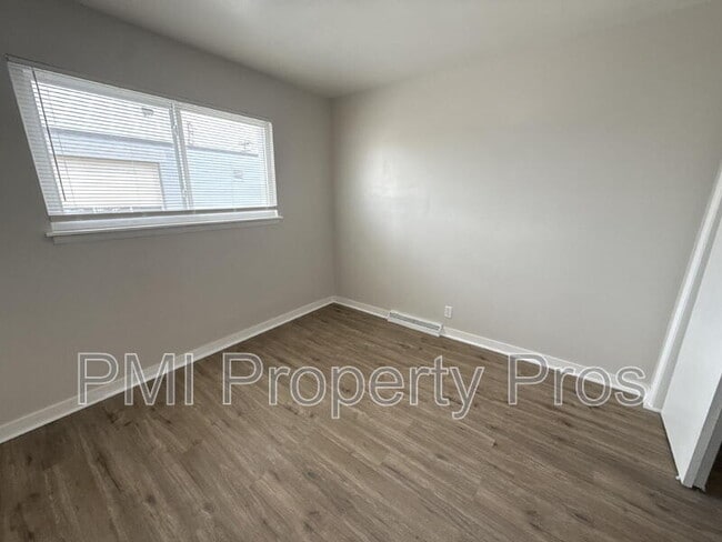 Building Photo - 7701 W Hampton Ave