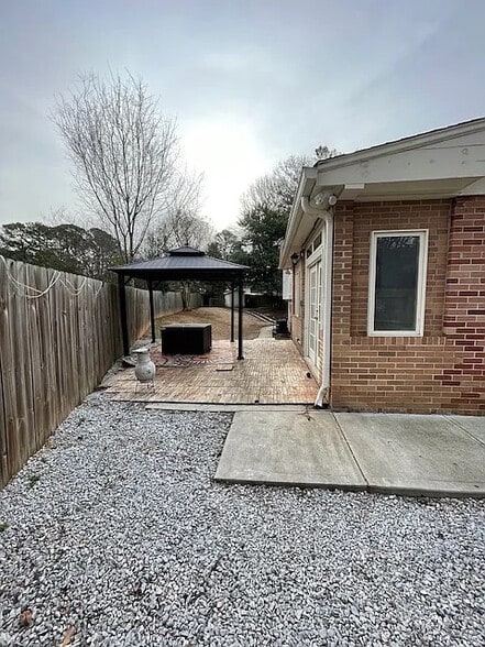 Building Photo - Room in House on Vanderbilt Ln NW