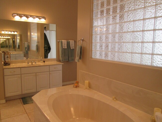 Building Photo - Unfurnished - 1 Year Rental