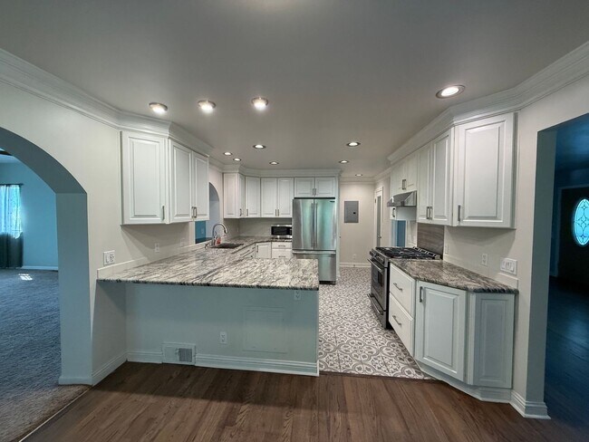 Building Photo - Spacious South Hill Home