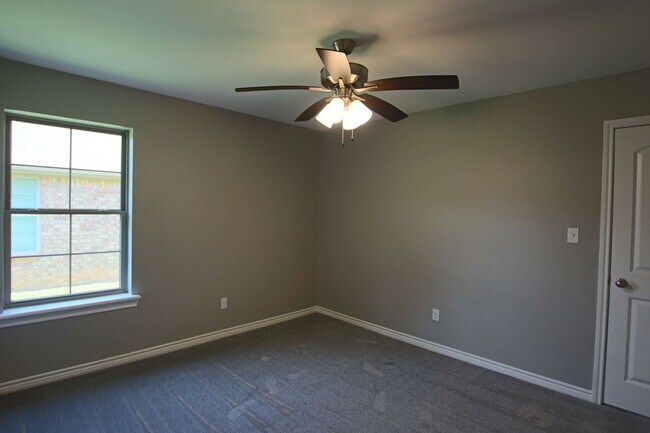 Building Photo - Beautiful 3 Bedroom 2 Bathroom Townhouse in South Tyler! 1/2 OFF FIRST FULL MONTHS RENT!
