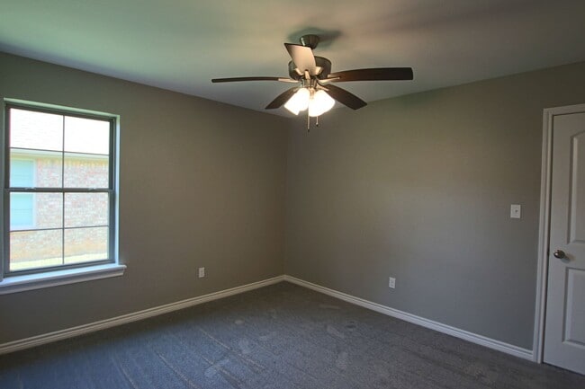 Building Photo - Beautiful 3 Bedroom 2 Bathroom Townhouse in South Tyler! Now offering 1/2 OFF FIRST FULL MONTHS R...