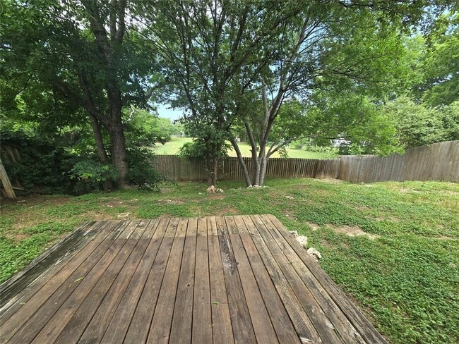 Building Photo - 807 Meadowcreek Dr