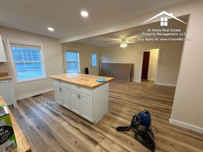 Building Photo - 703 W 7th St