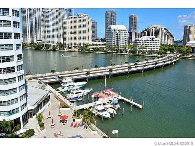 Building Photo - 905 Brickell Bay Dr
