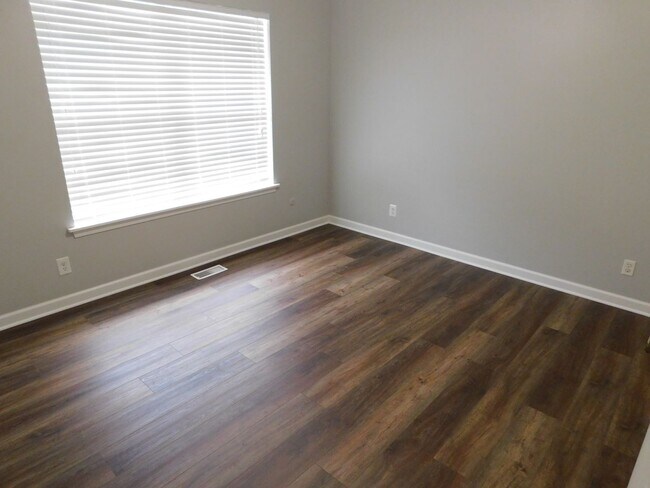 Building Photo - 2 Bed 1.5 Bath Condo