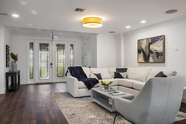 Building Photo - 1419 NE 57th St