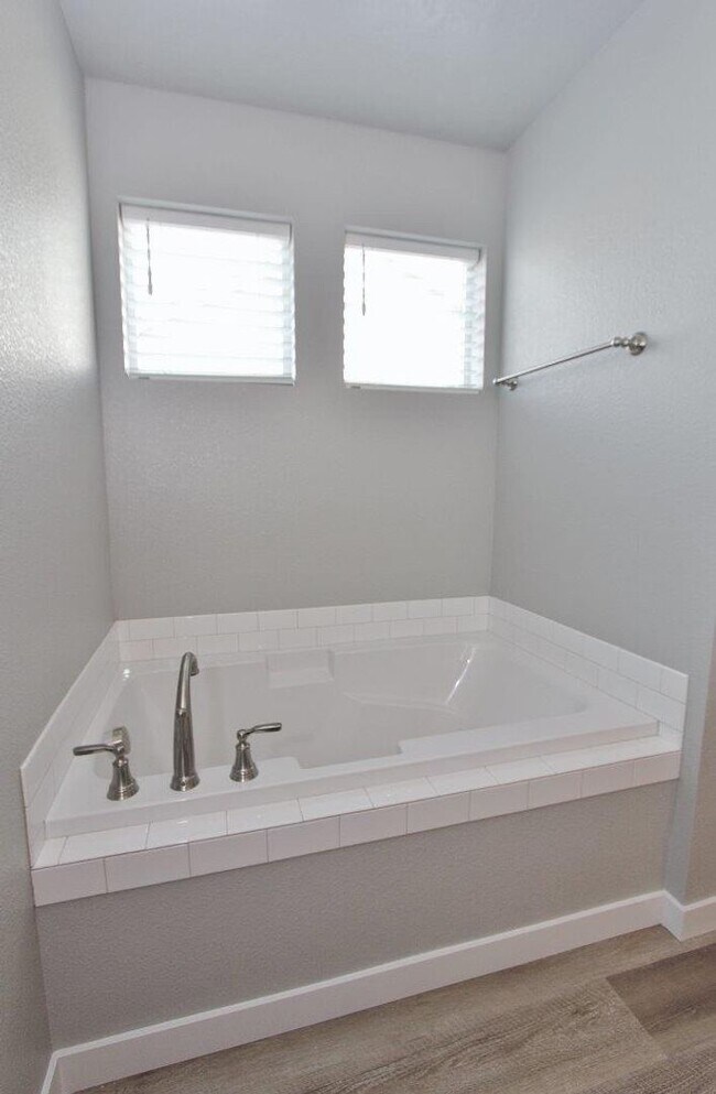 Building Photo - Immaculate & Spacious Home in West Meridian