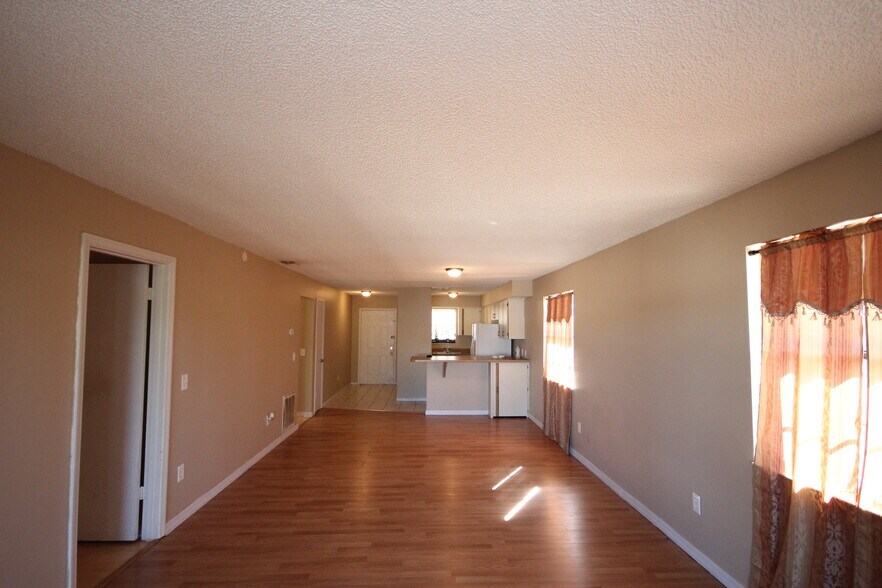 Primary Photo - 152 Hummingbird St