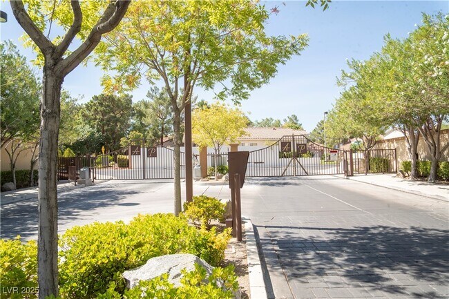 Building Photo - 1417 Country Hollow Dr