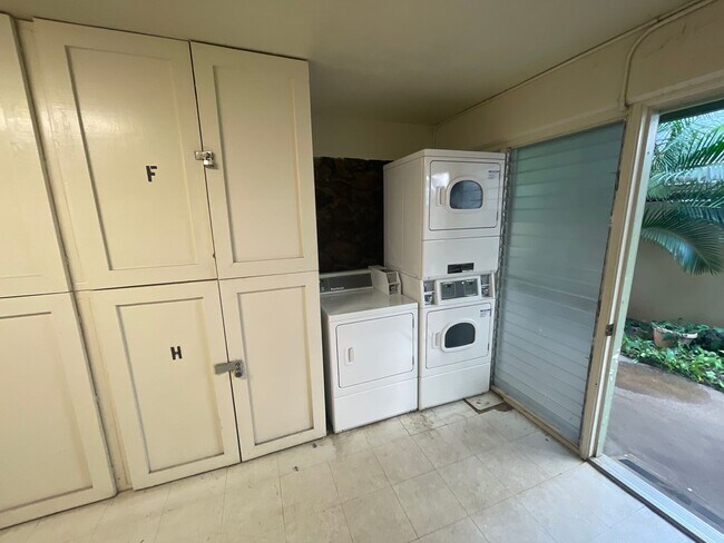 Building Photo - Walkup Studio in Waikiki