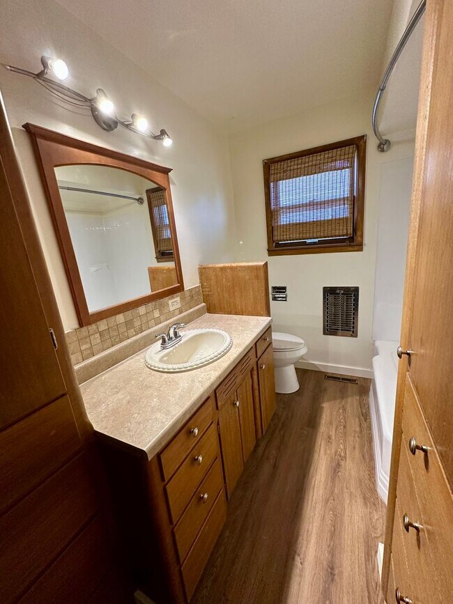 Building Photo - Spacious 3 Bedroom/1.5 Bath with a Bonus Room