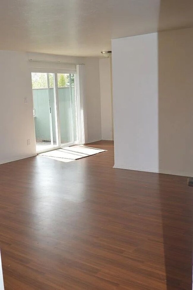 Building Photo - 2 Bed Lakewood Condo for Rent Across the S...