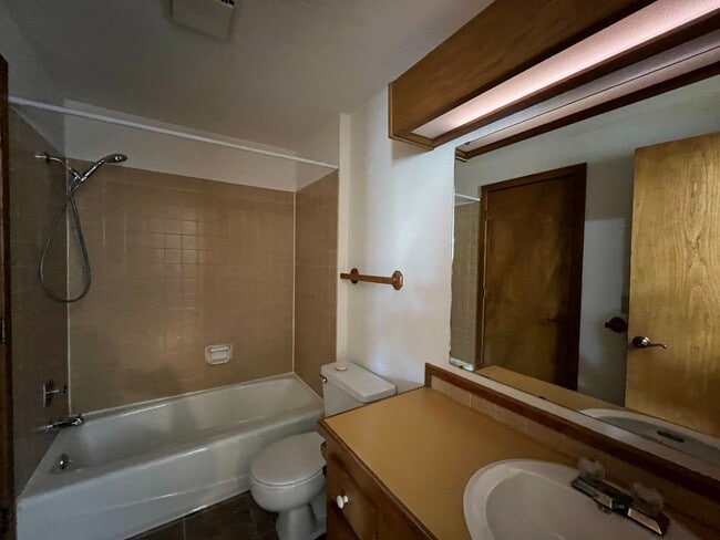 Building Photo - E Court Duplex