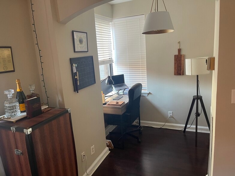 Eat-in Kitchen Nook - 2515 K St NW