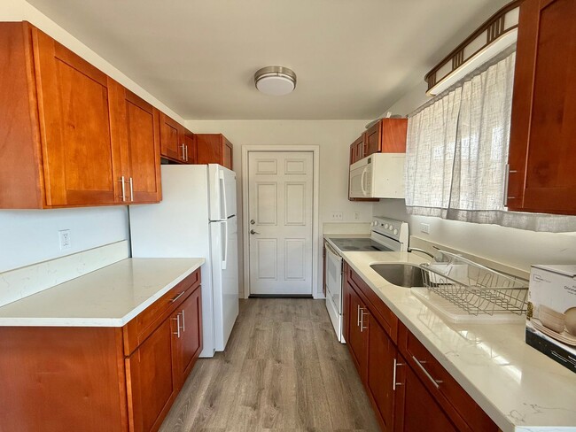 Building Photo - Partially Furnished &Renovated 2 Bedroom /...