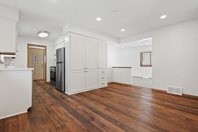 Building Photo - 2450 S 95th St