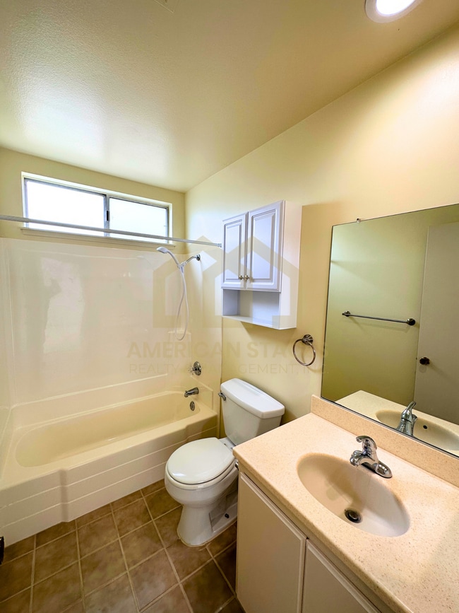 Building Photo - 309 S R St