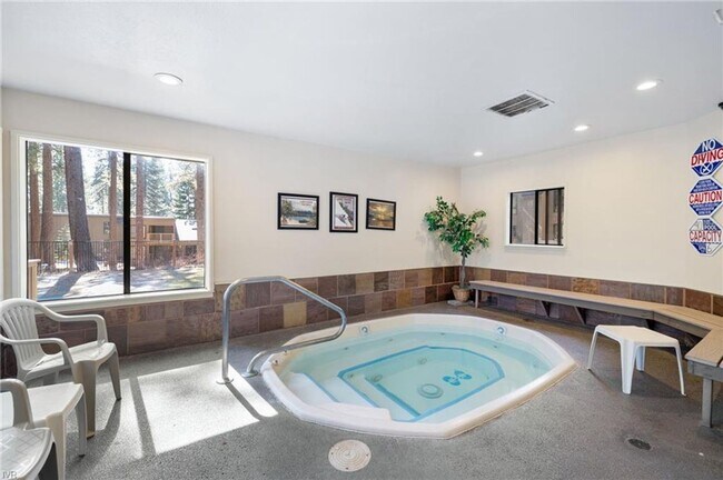 Building Photo - Great location in Incline Village