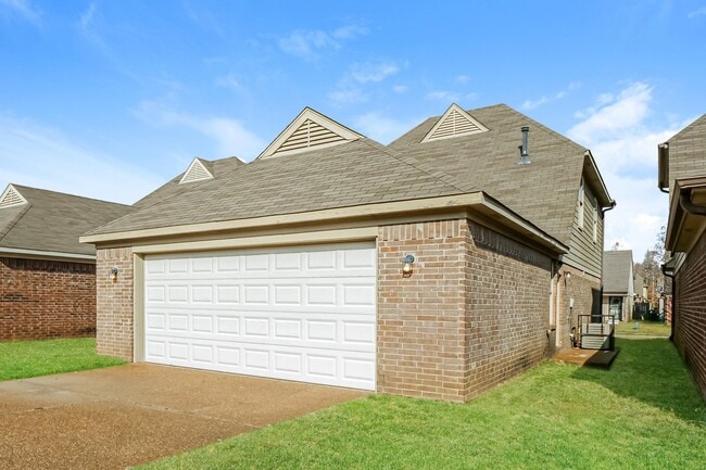 Building Photo - 7399 Brentlawn Dr