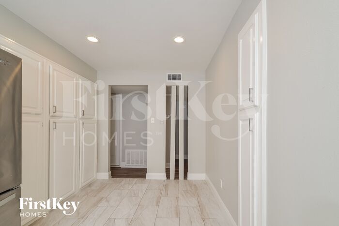 Building Photo - 3004 Charter Oak Dr