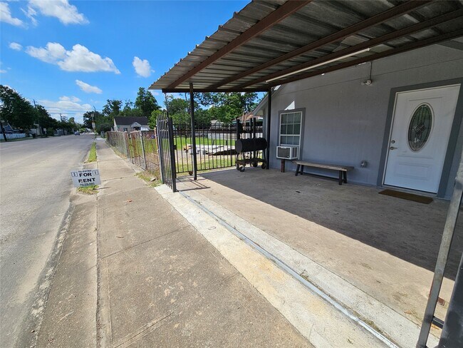 Building Photo - 6940 Hemlock St