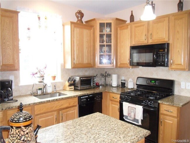 Building Photo - 6 Blackmoor Ct