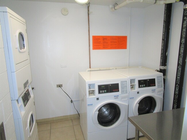 Building Photo - 1560 Kanunu St