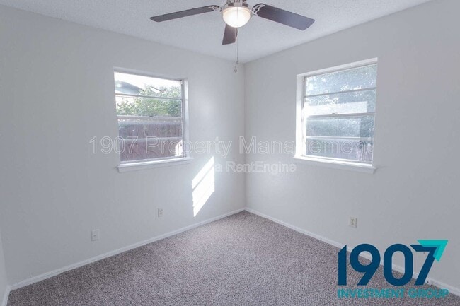 Building Photo - 1008 NW 7th Pl