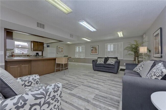 Building Photo - 9105 Tudor Dr