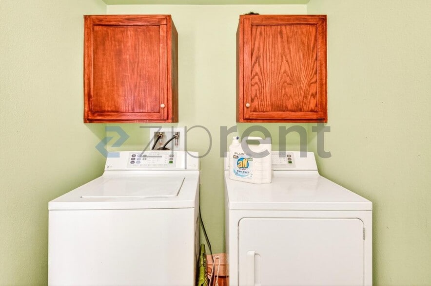 Building Photo - 1010 E Palm Canyon Dr