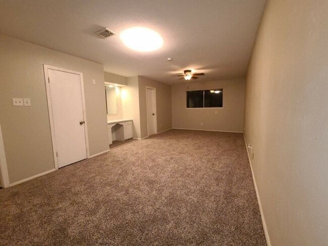 Building Photo - Great 2 Story Duplex