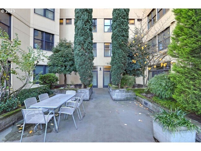 Building Photo - Old Town Lofts - South Facing Studio w/par...