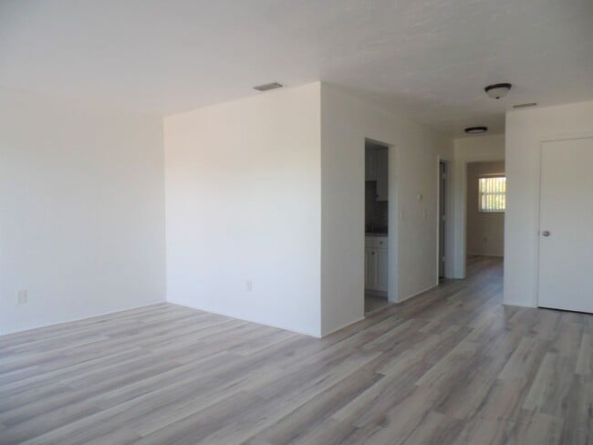 Building Photo - Spacious one-bedroom near Pinellas Trail and Azalea Rec area