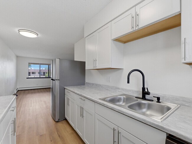 Building Photo - Remodeled 2 Bedroom, 1 Bathroom Apartment- Close to shopping!