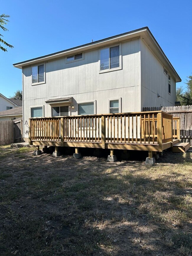 Building Photo - Less than 10 miles to Randolph AFB!