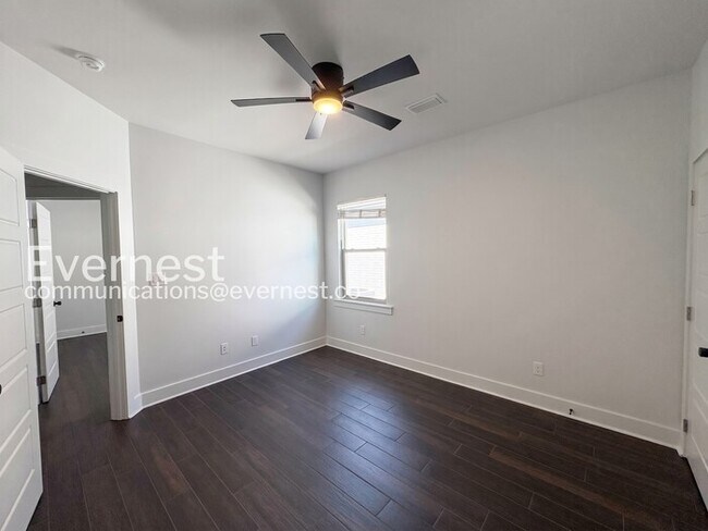 Building Photo - 3 Bed, 2 Bath Home with Fenced Yard & Garage / Available Now!