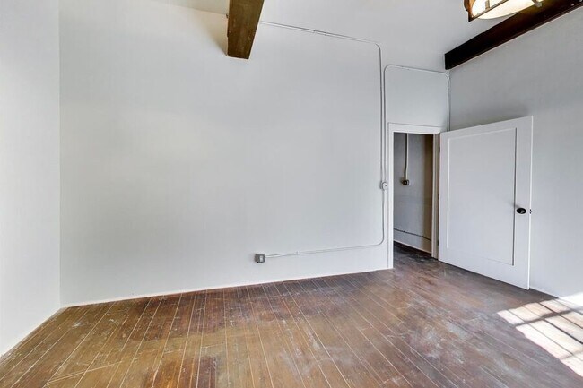 Building Photo - 7361 Claremont Ave