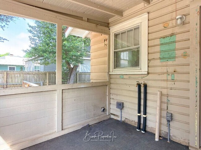 Building Photo - 1613 E Blount St